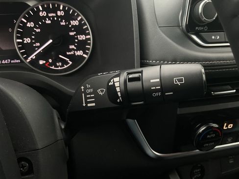 Used 2025 Nissan Rogue SV FWD image 33