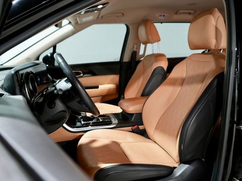 Used 2023 Kia Carnival EX image 3