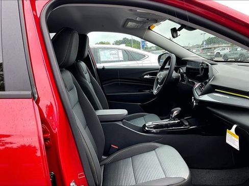 Used 2026 Chevrolet Trax LT w/ LT Convenience Package FWD image 28