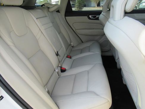 Used 2018 Volvo XC60 T6 Momentum w/ Convenience Package image 29