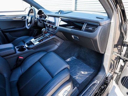 Certified 2025 Porsche Macan image 27