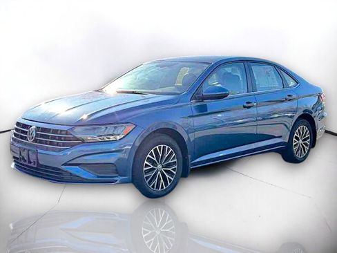 Used 2019 Volkswagen Jetta SE w/ Cold Weather Package image 2