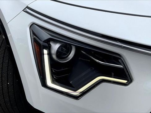 Used 2023 Kia Niro EX Touring image 12