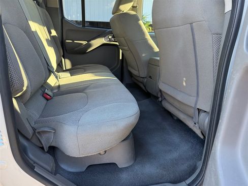 Used 2018 Nissan Frontier SV image 10