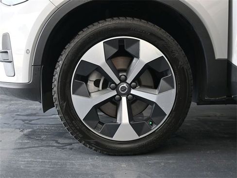 Used 2024 Volvo XC40 B5 Plus image 11