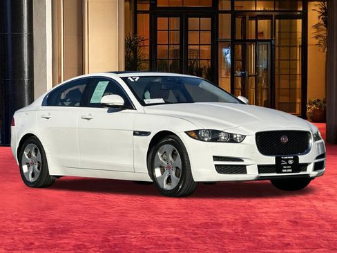 Used 2017 Jaguar XE image 8