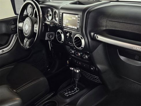 Used 2015 Jeep Wrangler Unlimited Sahara image 29