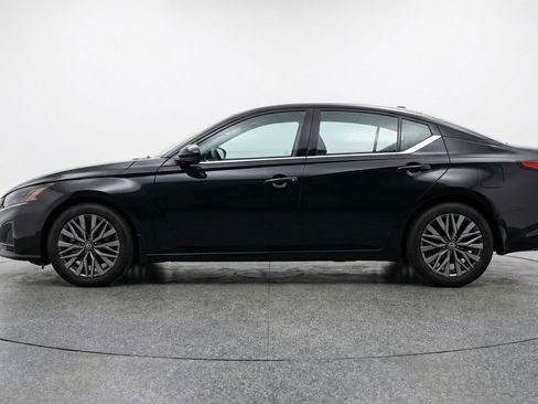 Used 2025 Nissan Altima 2.5 SV FWD image 5