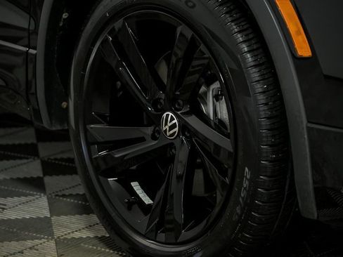 Certified 2024 Volkswagen Tiguan SE R-Line image 3