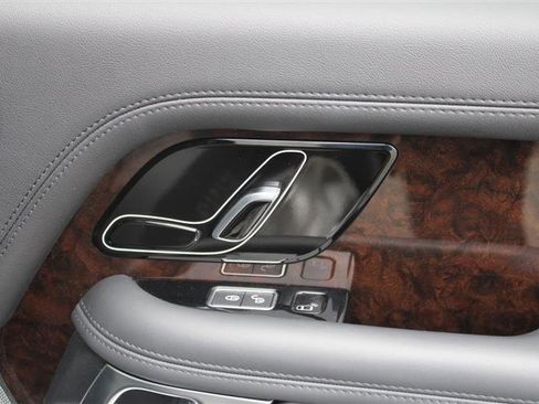 Used 2020 Land Rover Range Rover HSE image 21