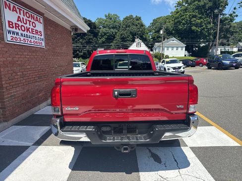 Used 2017 Toyota Tacoma SR5 w/ Tow Package AWD/4WD image 9
