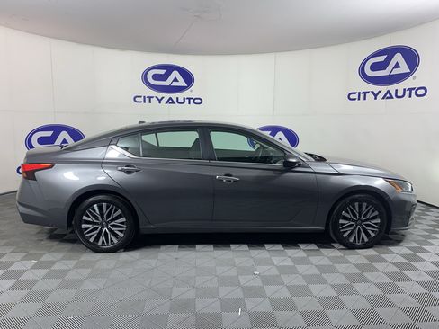 Used 2025 Nissan Altima 2.5 SV FWD image 2