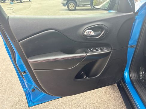 Used 2020 Jeep Cherokee Trailhawk image 11