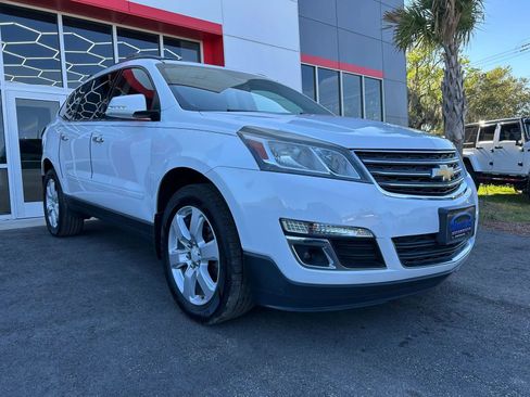 Used 2017 Chevrolet Traverse LT w/ Style and Technology Package image 3