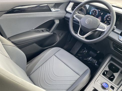 New 2025 Volkswagen Tiguan SE image 10