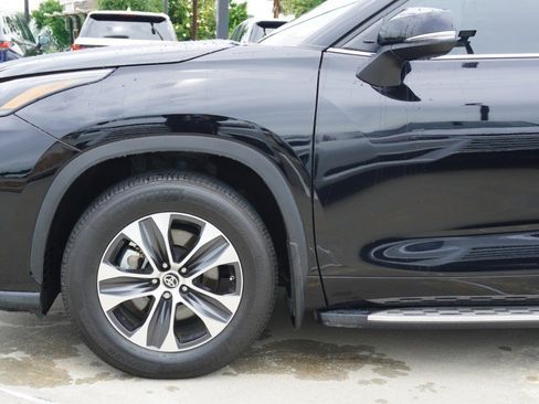 Used 2022 Toyota Highlander XLE FWD image 11