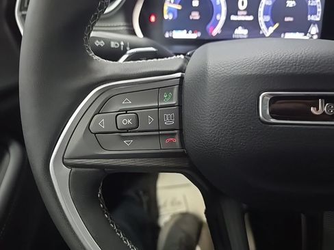 Used 2025 Jeep Grand Cherokee Laredo w/ Luxury Tech Group I AWD/4WD image 19