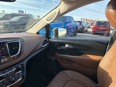 Used 2017 Chrysler Pacifica Limited w/ UConnect Theater Package image 19