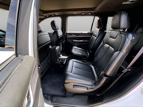 Used 2025 Jeep Grand Cherokee L Limited w/ Luxury Tech Group II AWD/4WD image 21