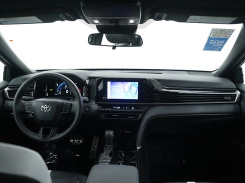 Used 2025 Toyota Camry SE image 12