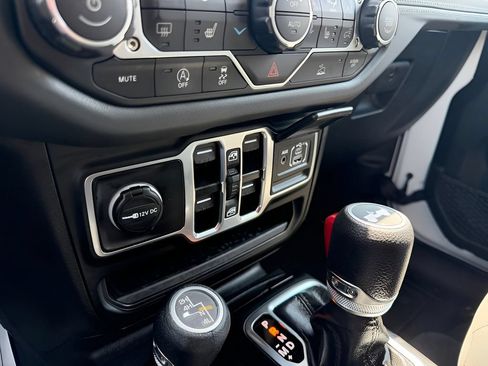Used 2025 Jeep Wrangler Unlimited Sahara AWD/4WD image 25