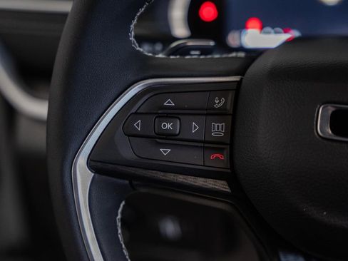 New 2025 Jeep Grand Cherokee Altitude image 27