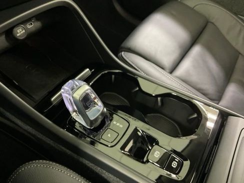 Certified 2024 Volvo XC40 B5 Plus w/ Climate Package image 20