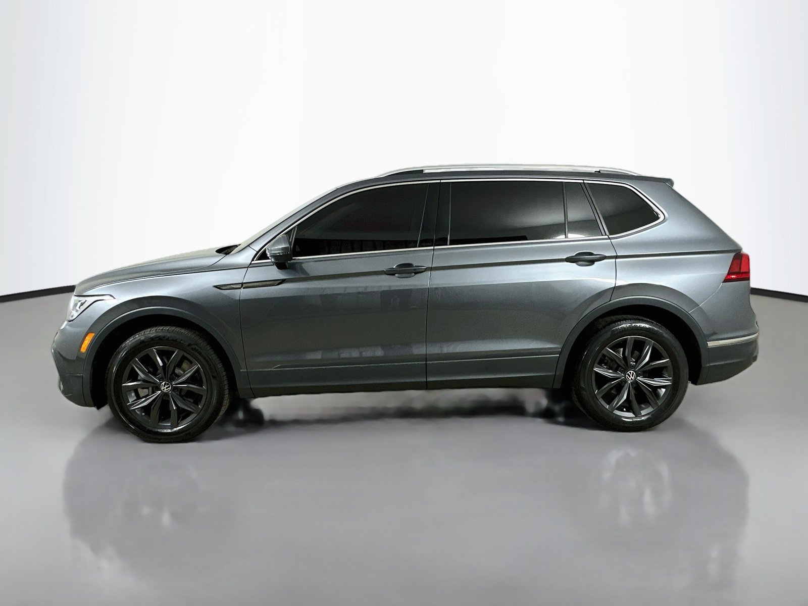 Used 2023 Volkswagen Tiguan SE w/ Panoramic Sunroof Package AWD/4WD image 8
