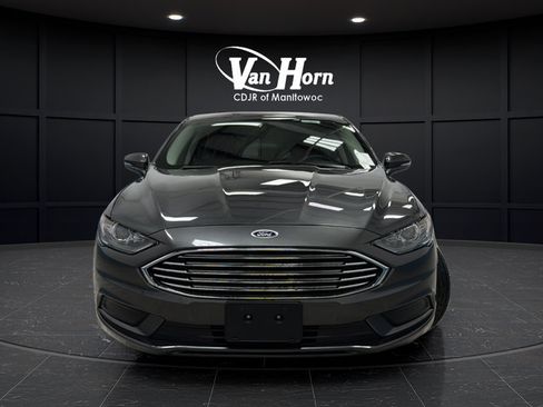 Used 2017 Ford Fusion SE FWD image 2