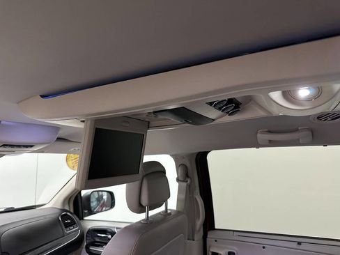 Used 2015 Chrysler Town & Country Touring-L w/ Driver Convenience Group image 22