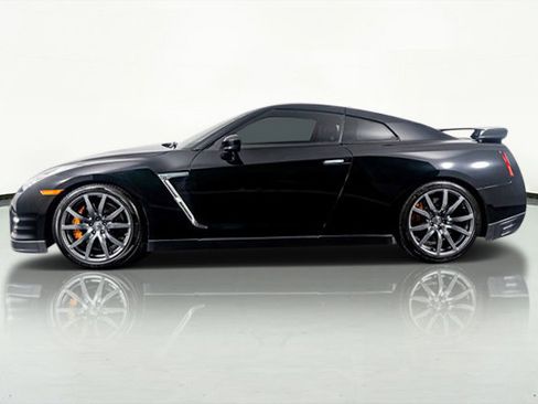 Used 2015 Nissan GT-R Premium image 14