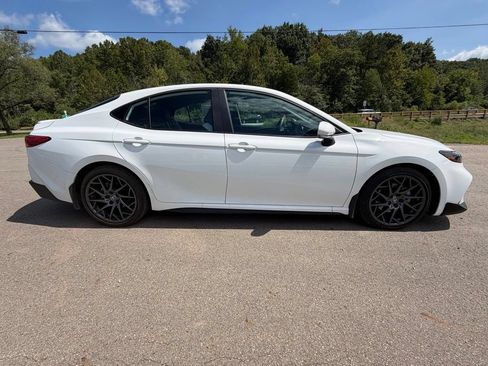 Used 2025 Toyota Camry SE w/ Convenience Package FWD image 3