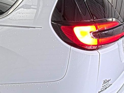 Used 2022 Chrysler Pacifica Touring-L w/ Uconnect Theater Family Group FWD image 10