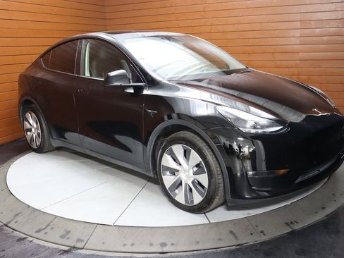 Used 2024 Tesla Model Y Long Range AWD/4WD image 16