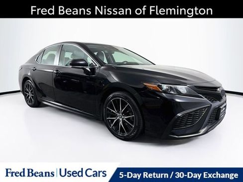 Used 2022 Toyota Camry SE FWD image 1