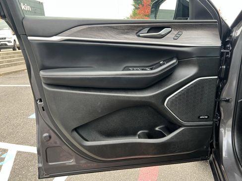 Used 2023 Jeep Grand Cherokee L Limited w/ Luxury Tech Group II image 14