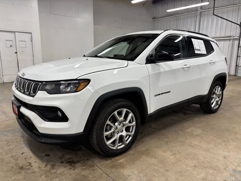 Used 2022 Jeep Compass Latitude w/ Sun and Sound Group AWD/4WD image 3