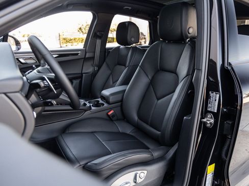 New 2026 Porsche Macan image 5