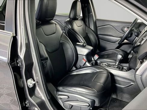 Used 2019 Jeep Cherokee Latitude Plus FWD image 27