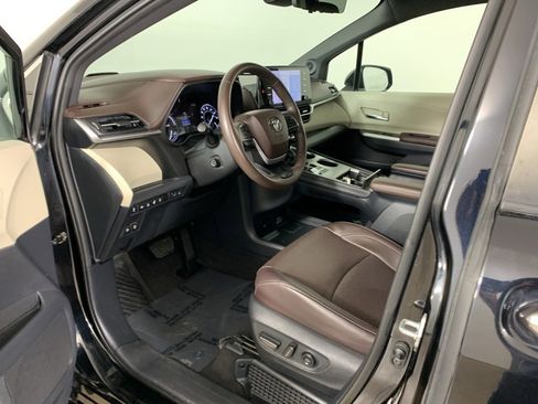 Used 2021 Toyota Sienna Platinum image 21