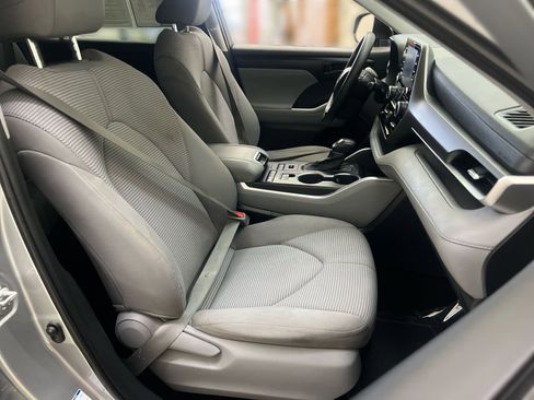 Used 2020 Toyota Highlander L image 25
