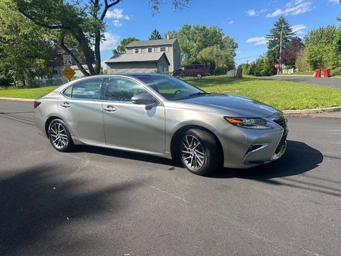 Used 2018 Lexus ES 350 w/ Luxury Package w/Wood Trim FWD image 5