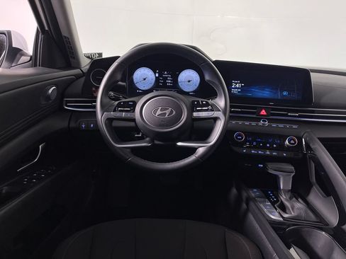 Certified 2025 Hyundai Elantra SEL FWD image 15