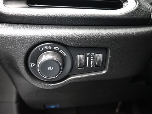 Used 2024 Chrysler Pacifica Touring image 32