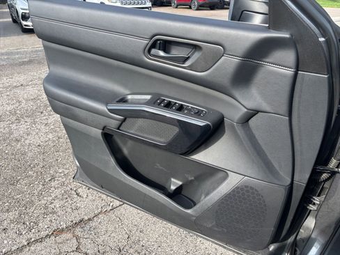 Used 2025 Nissan Pathfinder SV image 18