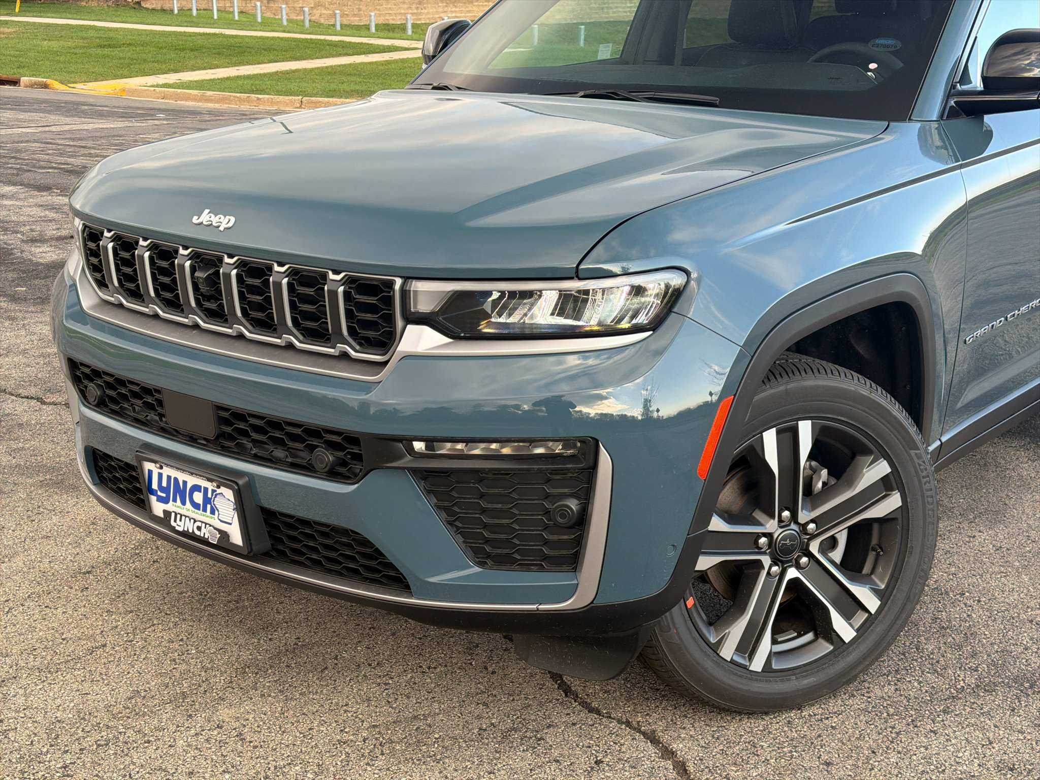 New 2027 Jeep Grand Cherokee Limited w/ Technology Group II AWD/4WD image 8