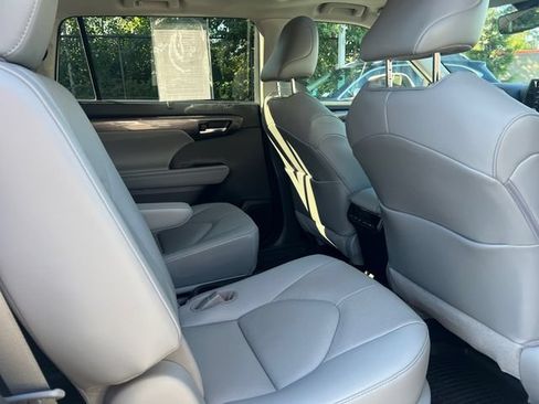 Used 2021 Toyota Highlander Limited AWD/4WD image 19