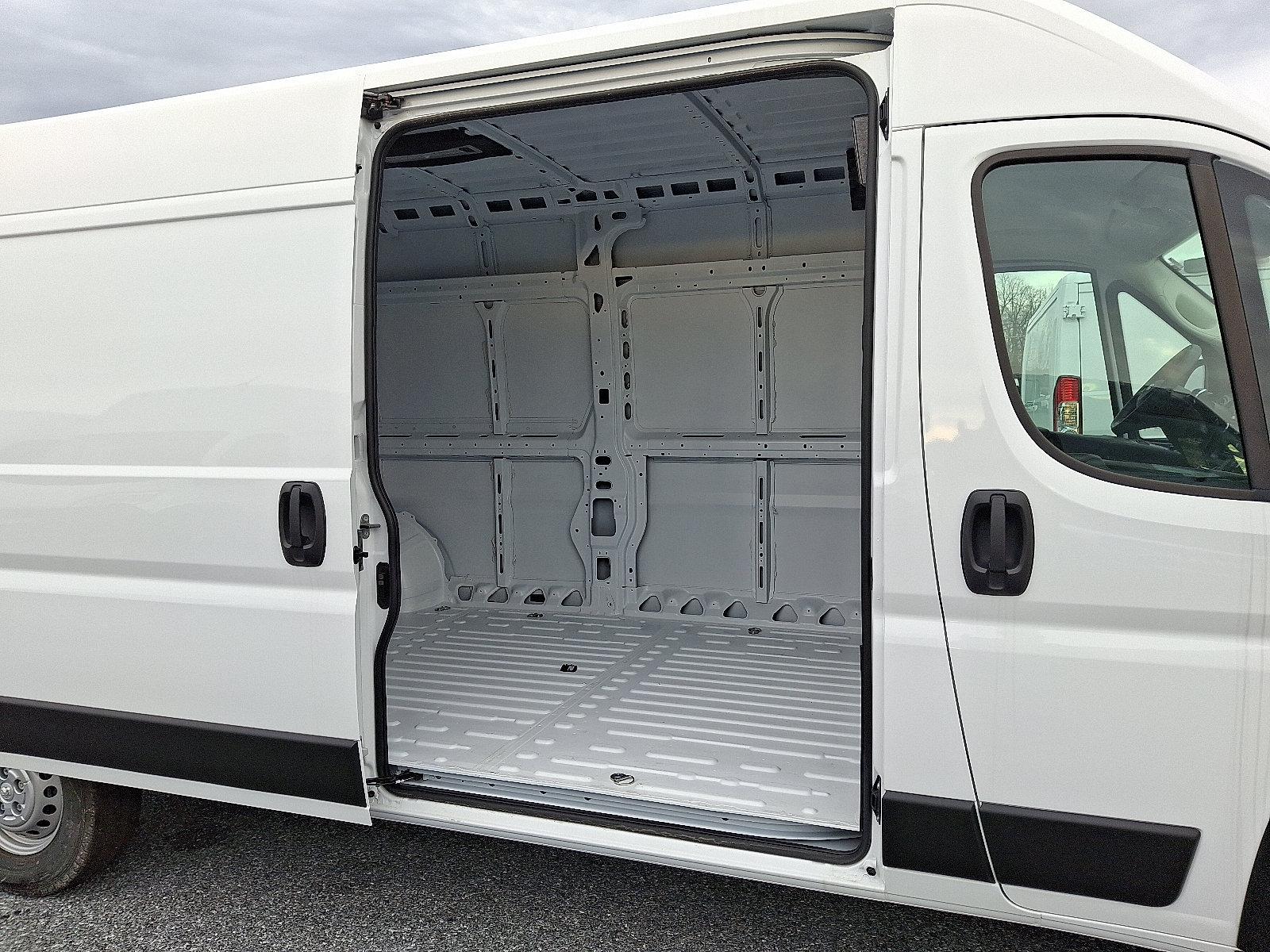 Used 2024 RAM ProMaster 2500 w/ Safety Group FWD image 6