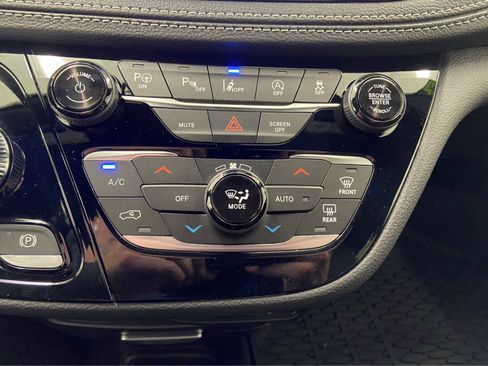 New 2025 Chrysler Pacifica Select image 36