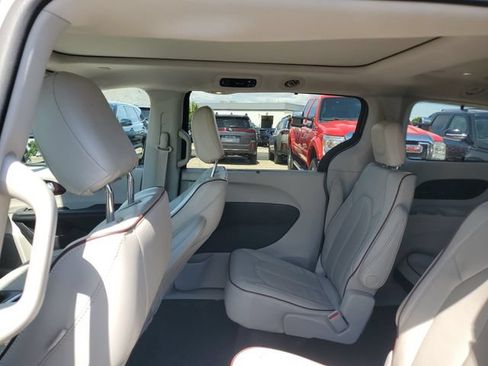 Used 2017 Chrysler Pacifica Limited FWD image 7